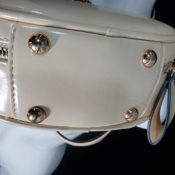 Bei Bao Bao Ivory Faux Leather Circular Round Cross-Body bag with Gold Hardware - Picture 14 of 14